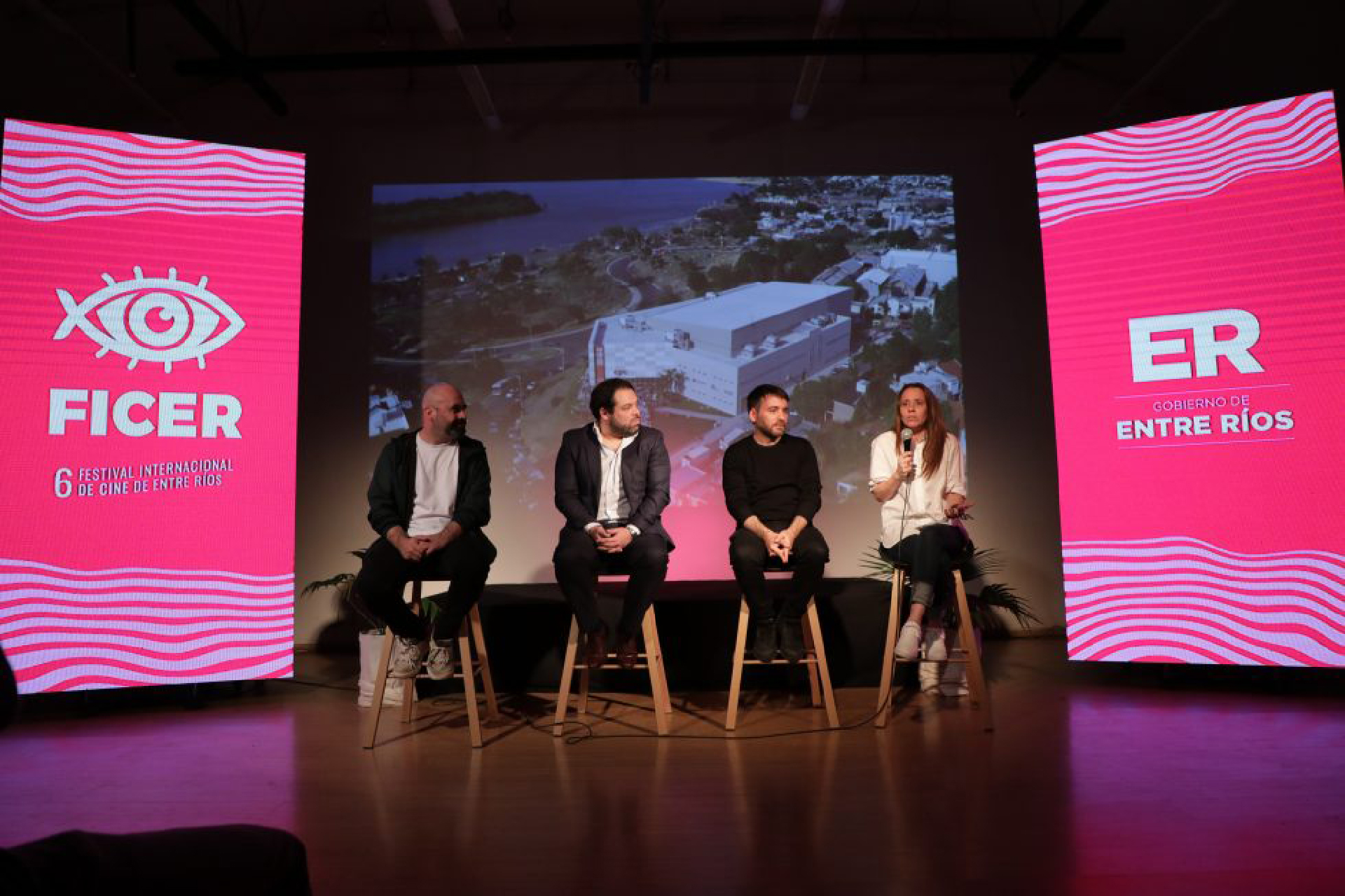 Lanzamiento 6°FICER en Paraná. Manuel Troncoso, ministro de Gobierno y Trabajo; Maximiliano Schonfeld, titular del IAAER; Eduardo Crespo, director artístico; y Paula Mastellone, productora y gestora del Mercado Audiovisual.