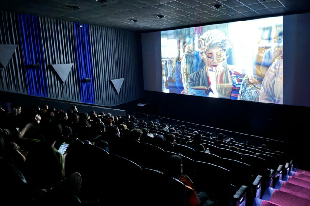 En la imagen se ve una sala de cine donde unos 400 estudiantes secundarios de escuelas de Paraná y San Benito ocuparon las salas 4 y 6 del Cine Las Tipas, en la mañana del miércoles 13 de noviembre, para ver con acceso libre y gratuito la proyección de Puan (2023), una producción argentina dirigida por María Alché y Benjamín Naishtat.