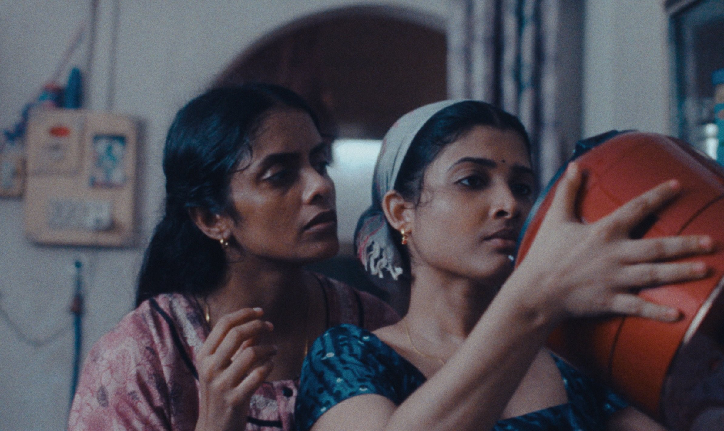 AWIAL+photo+principale+validée En Bombay, la rutina de la enfermera Prabha se ve alterada cuando recibe un regalo inesperado de su exmarido. Su compañera de habitación, Anu, más joven que ella, intenta en vano encontrar un lugar en la ciudad para tener intimidad con su novio. Un viaje a un pueblo en la costa les permite encontrar un espacio donde se manifiesten sus deseos.