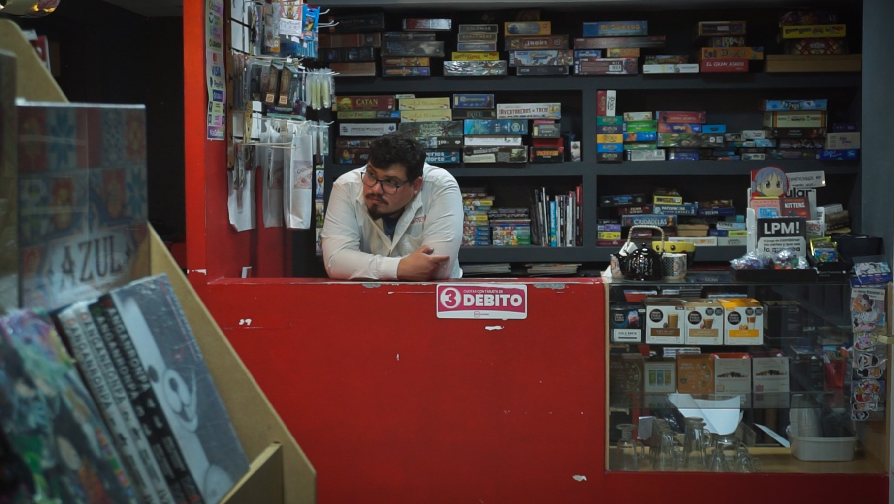 La Partida_Imágen_1 Después de un largo día de trabajo en la tienda de cómics, Radio solo puede pensar en una cosa: juntarse con sus amigos.