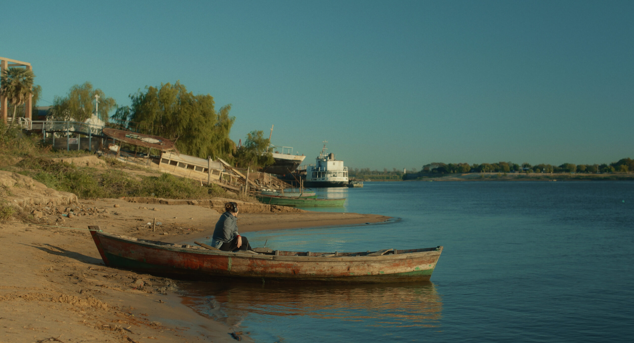 Una_temporada Documental epistolar que reconstruye la memoria del exilio de dos hermanas arquitectas, separadas por la última dictadura militar argentina, luego de que Julia escapara a Formosa, en el norte de Argentina, y Claudia a Lund, en el sur de Suecia.