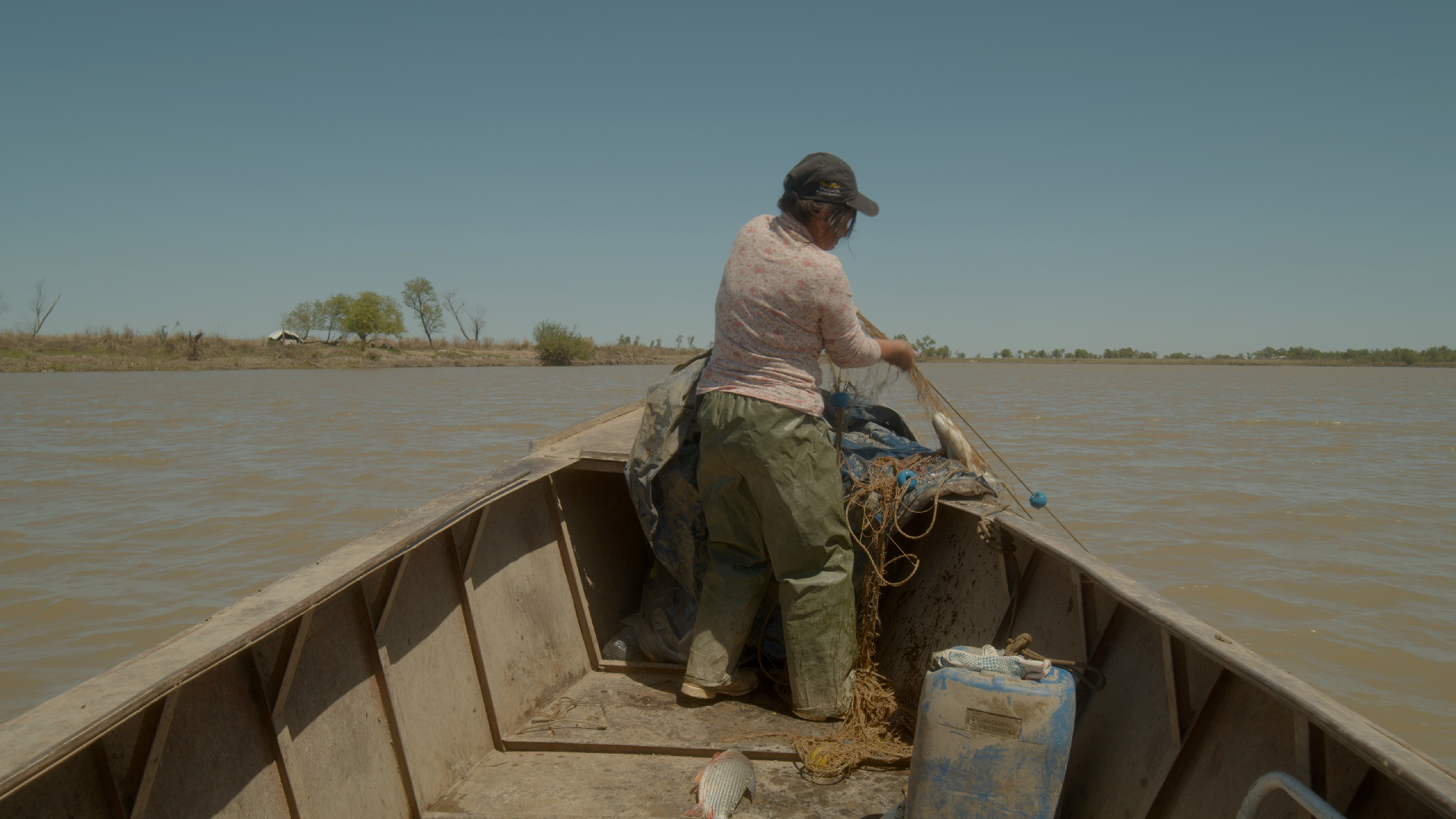 mientras tanto estoy aca Norma es una pescadora que vive en las islas de Entre Ríos, Argentina.