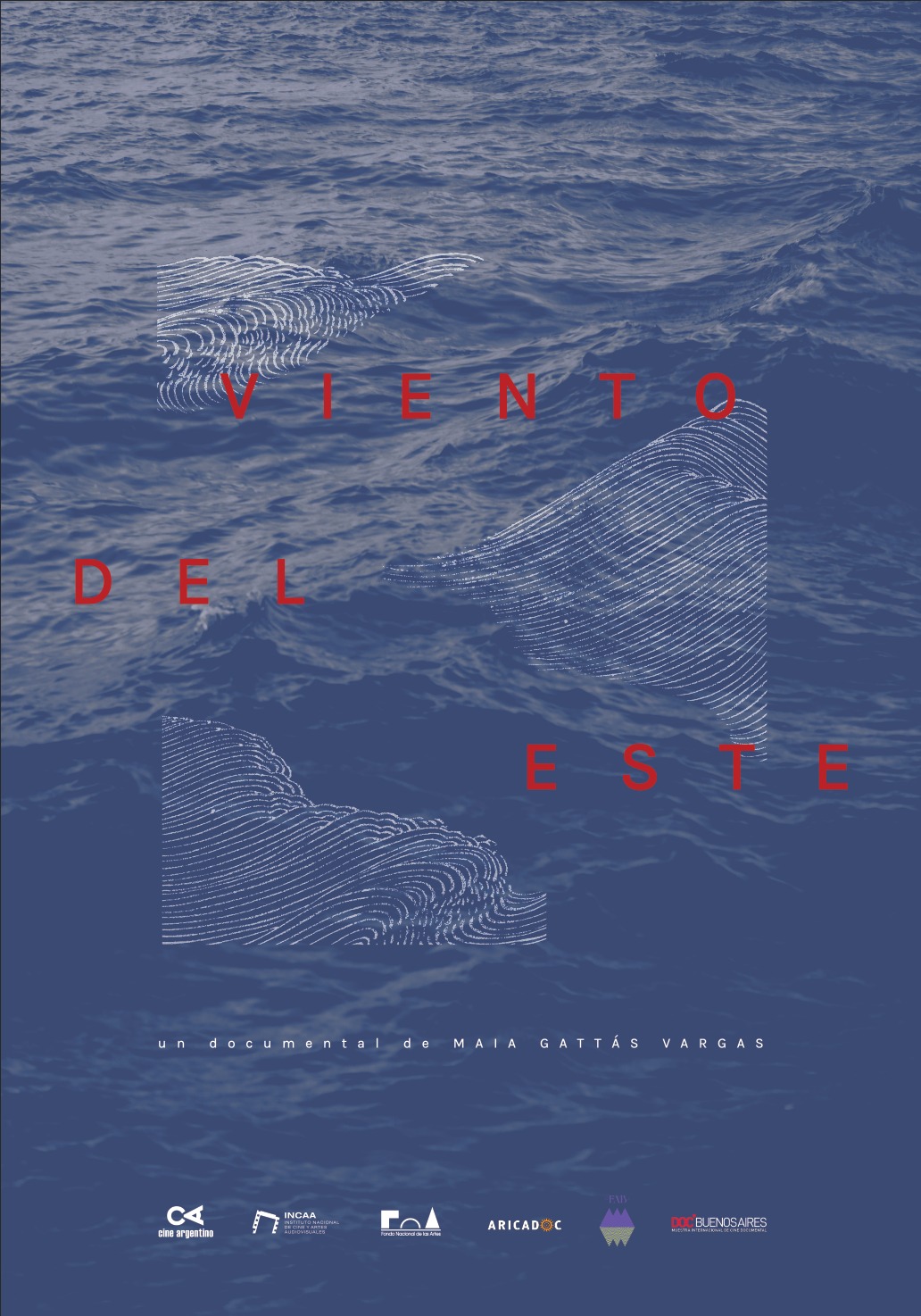 viento del este afiche Un vaso, un sweater y un trofeo de pesca son los objetos que Maia heredó de su padre. Con espacios y tiempos fragmentados, la película cruza paisajes patagónicos con las orillas del Río de la Plata, donde el viento trae mensajes desde Palestina.